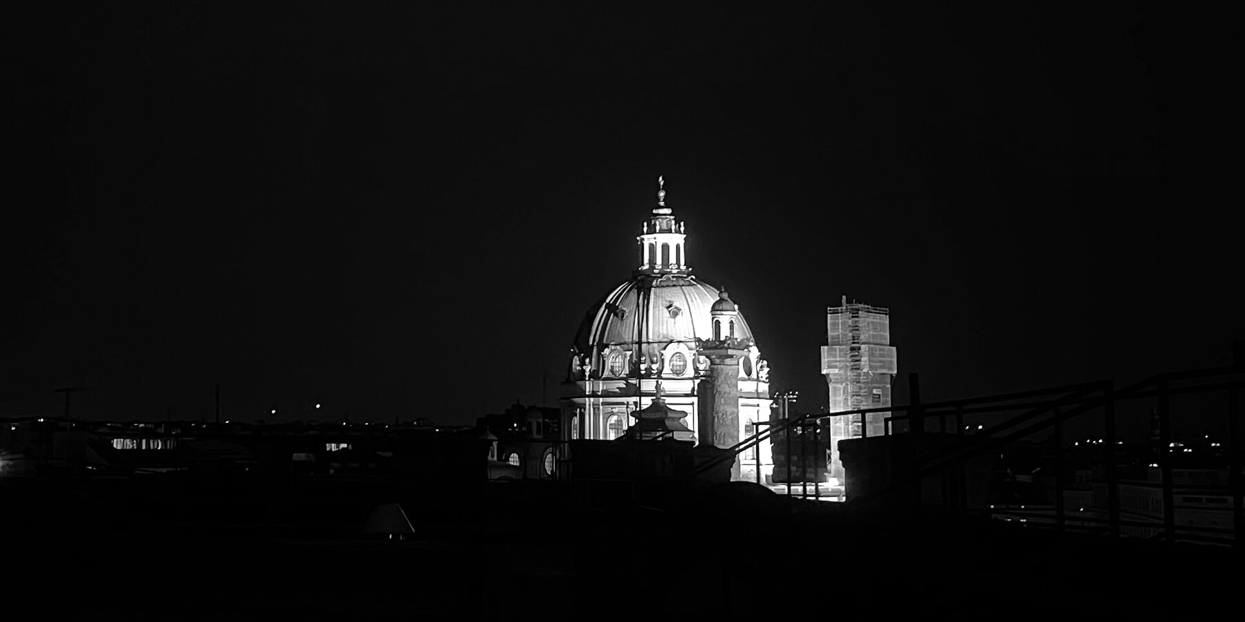 La Karlskirche de Viena, de noche